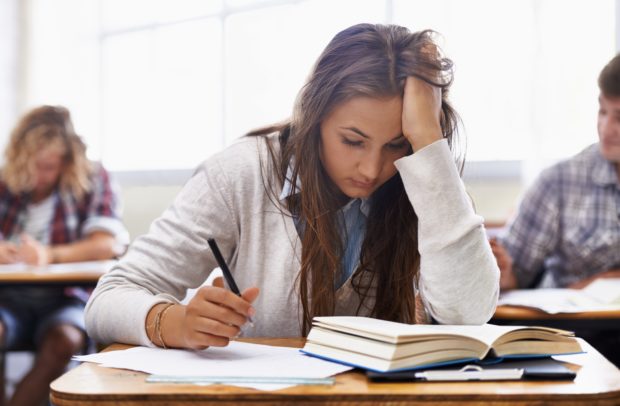 Universität, Klassenzimmer und Frau mit Stress für Prüfung